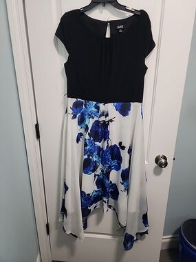 SLNY Black Sleeveless Shift Dress